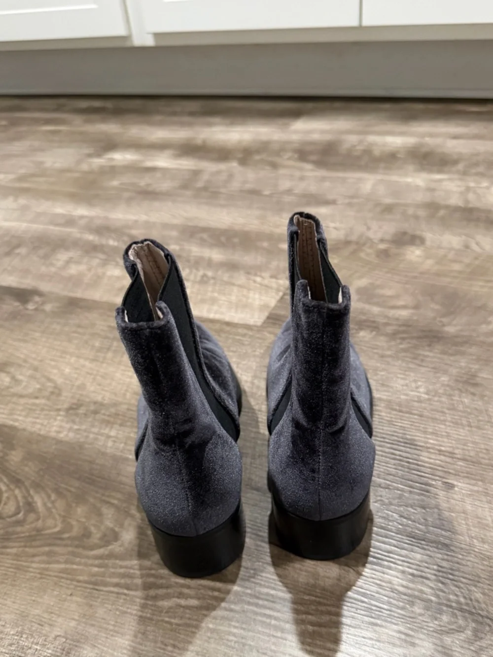 Raye Revolve Women's Blue Black Pointed Ankle Velvet Chelsea Boot 5.5 - Picture 3 of 7